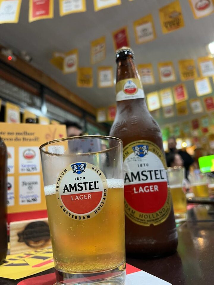 A cerveja patrocinadora do Comida di Buteco 2022 é a Amstel e ela deve ser servida na temperatura ideal
